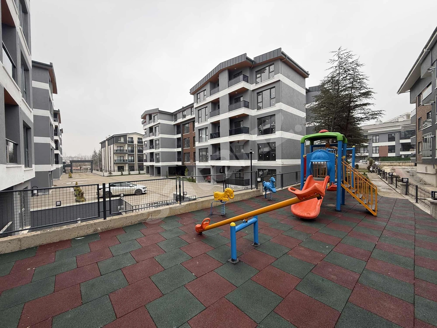 İNCEKTE GÜVENLİKLİ SİTEDE ÖN&GÜNEY CEPHE B. MUTFAK KREDİLİ DAİRE