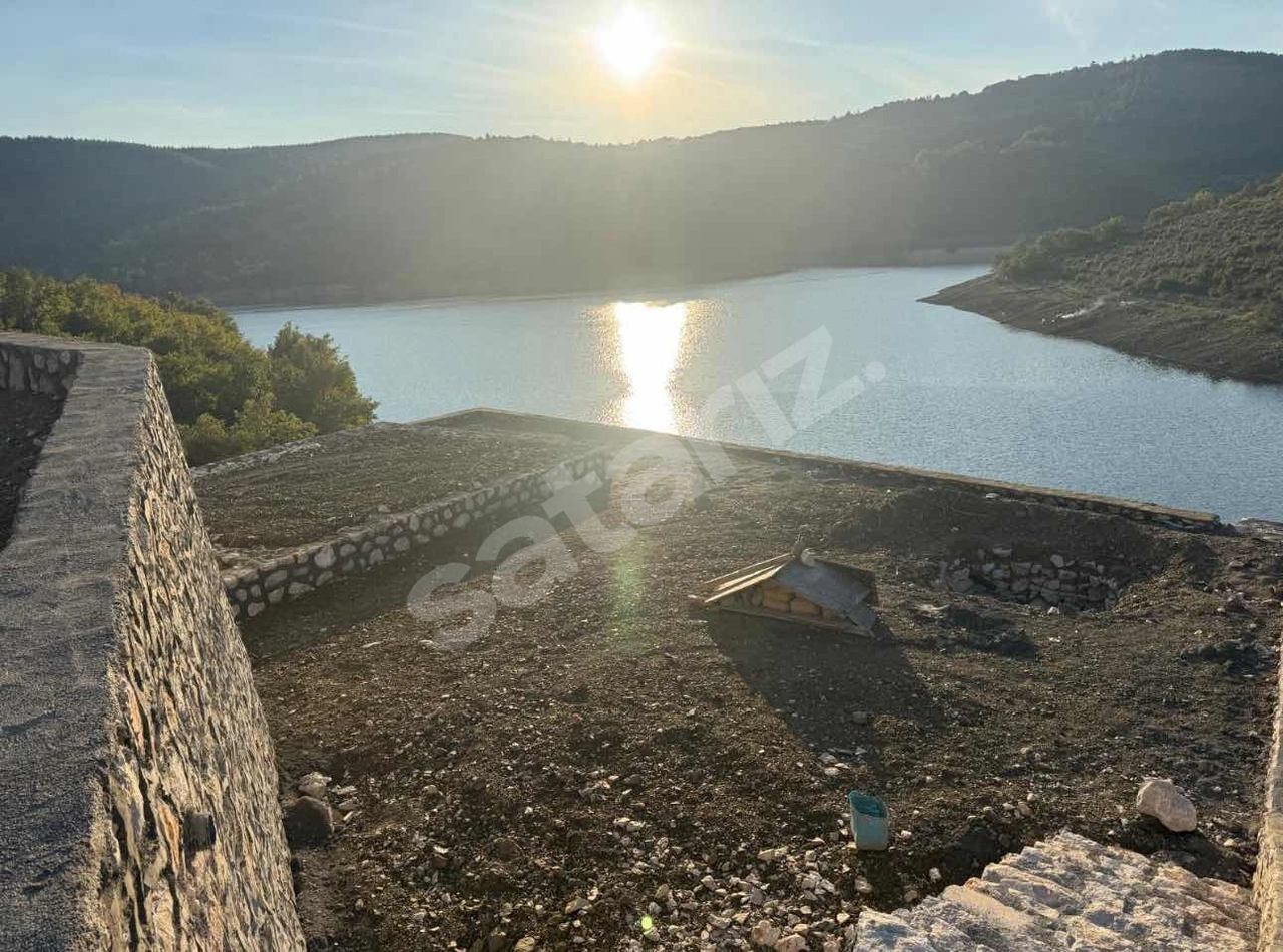 Orhaneli Çınarcıkta Baraja Sıfır Taş Duvarlı Özel Sahilli Arazi