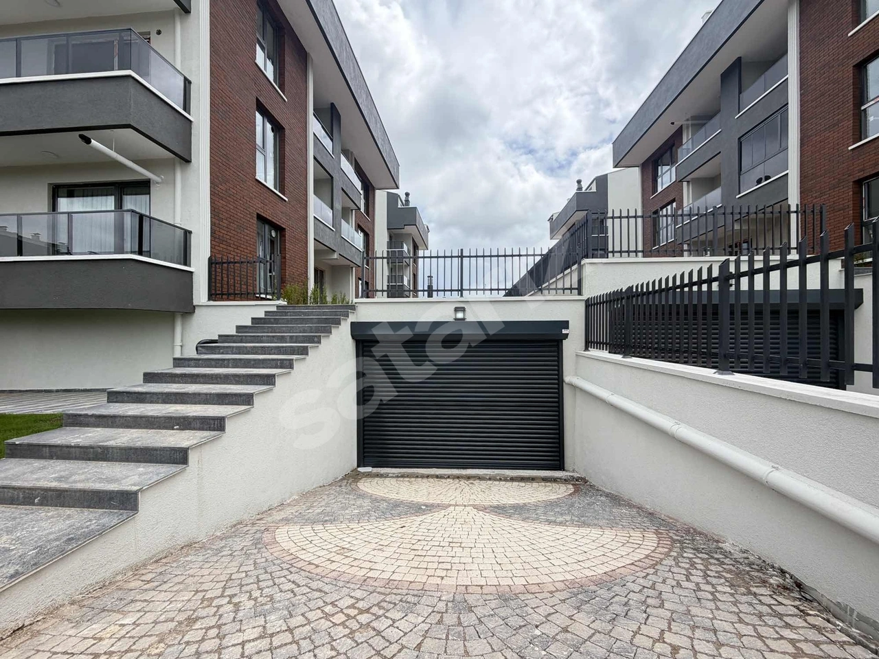 İNCEK'TE SİTE İÇİ ARA KAT KAPALI OTOPARKLI KİRALIK 1+1