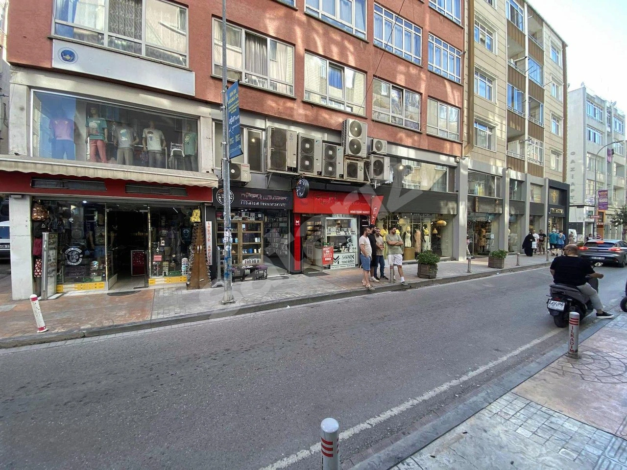 Gazi Caddesinde Dükkan
