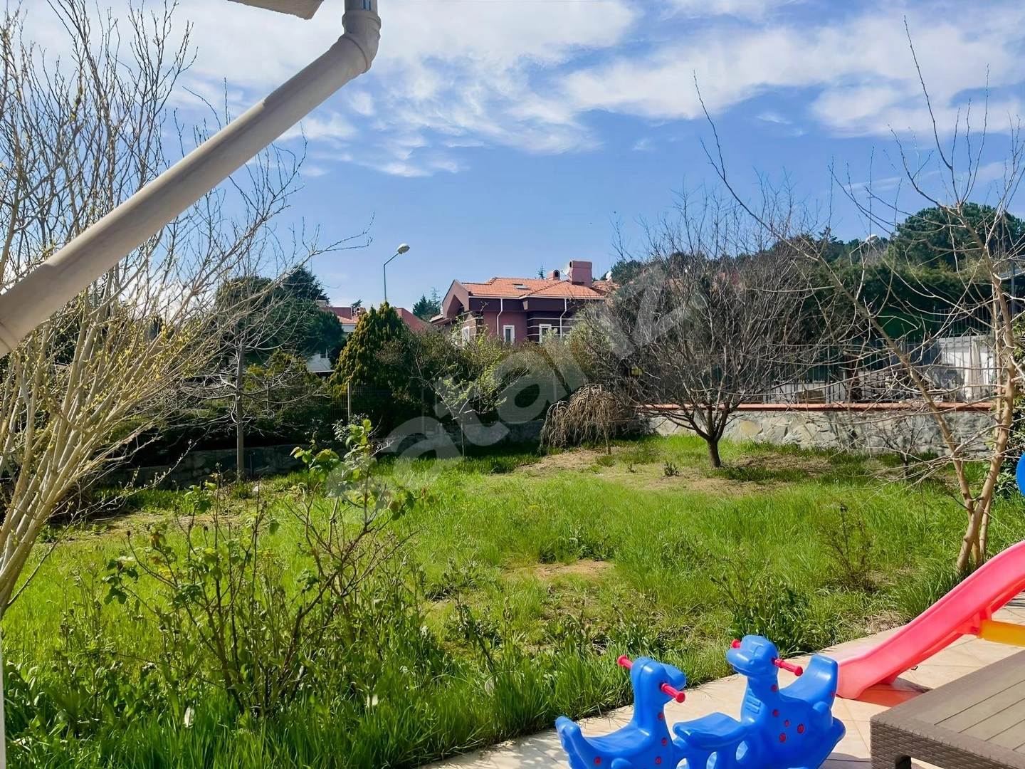 USKUMRUKÖY ARIKÖY'DE BÜYÜK BAHÇELİ KİRALIK VİLLA