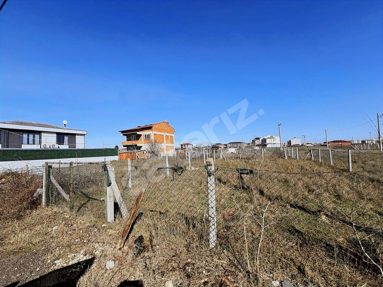 Berrak Gayrimenkul'den Enüssülün vilları mevkinde satılık arsa