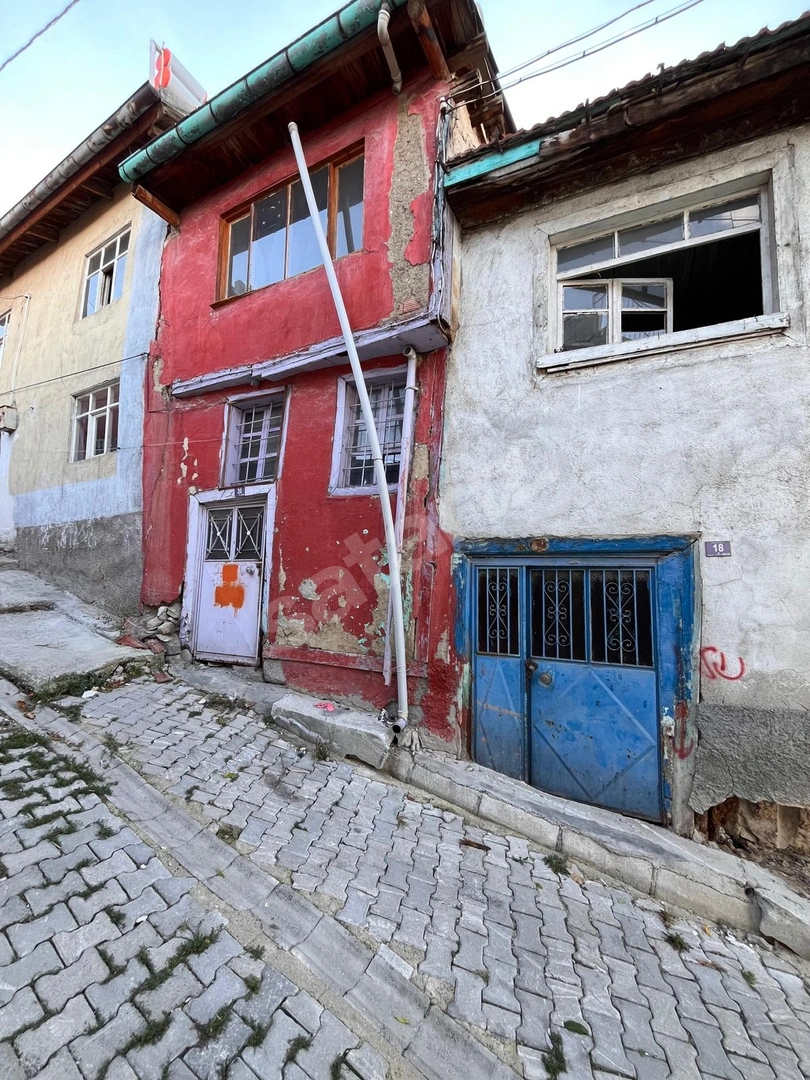 Sümer Mahallesi'nde Satılık Ahşap Ev ve Arsa Fırsatı