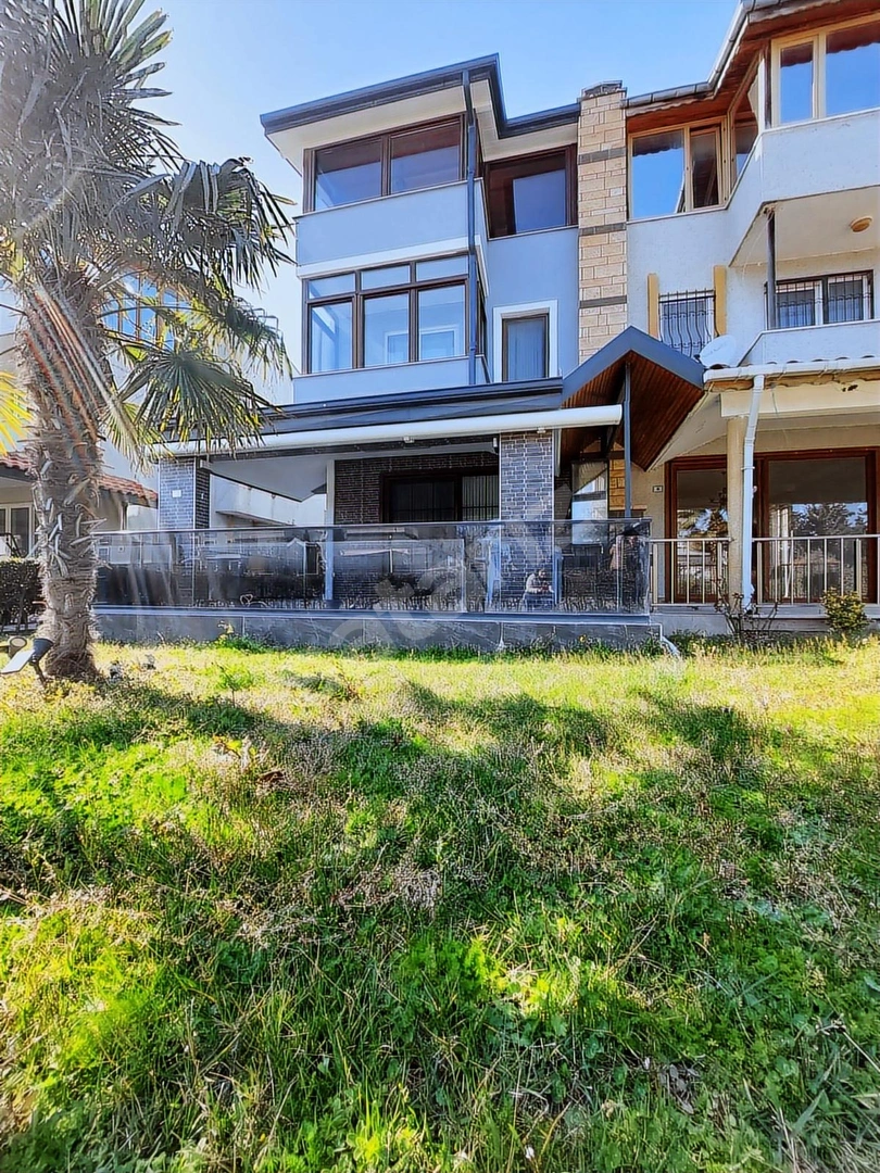 Berrak Gayrimenkulden Yeniçiftlikte Site İçinde Satılık Villa