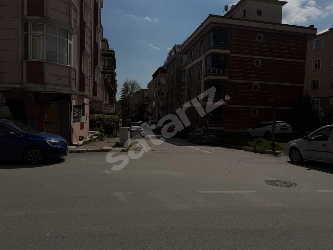 ANA CADDEDE İŞLEK YERDE OKUL PAZAR MARKETLER DİBİNDE