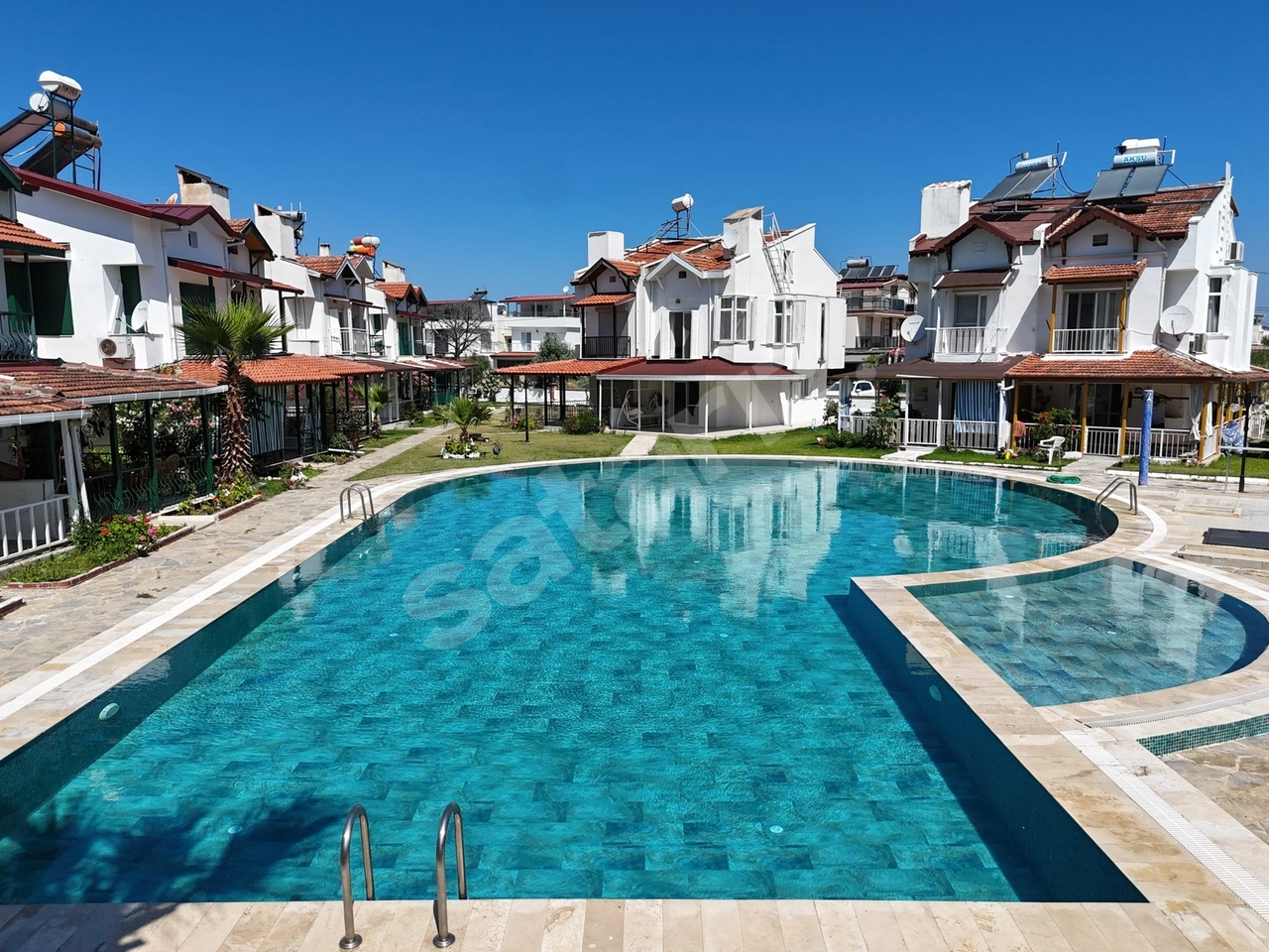 Güzelçamlı, Denize 650 Metre, Havuzlu Sitede Satılık 3+1 Villa