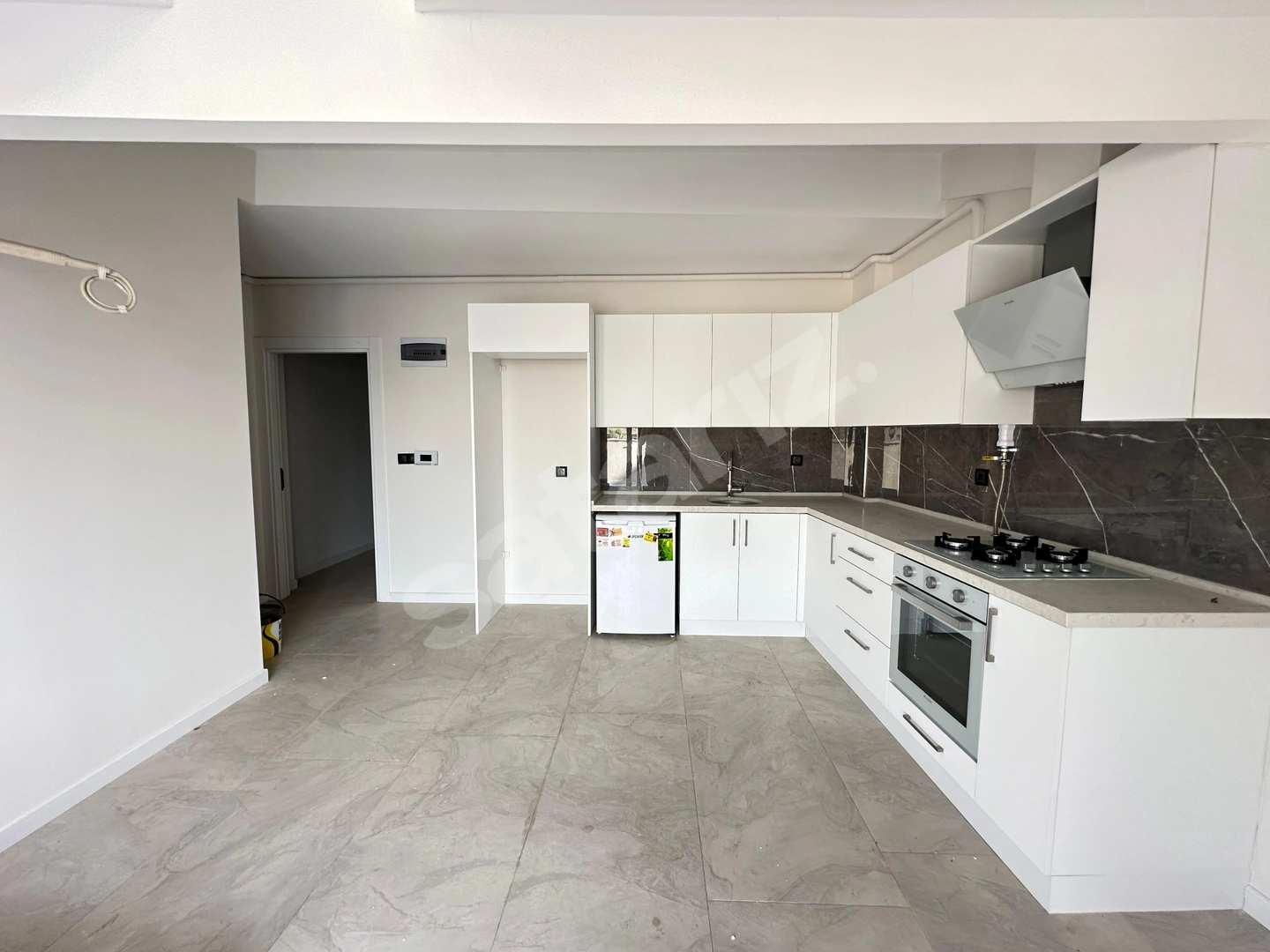 ÖDEMİŞİN MERKEZİNDE TABELA DEĞERİ YÜKSEK KİRALIK OFİSLER