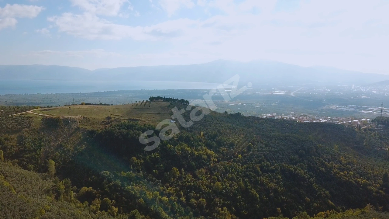 KALE YATIRIMDAN YENİKÖYDE GÖL MANZARALI 1506m²YAPI KAYIT BELGELİ
