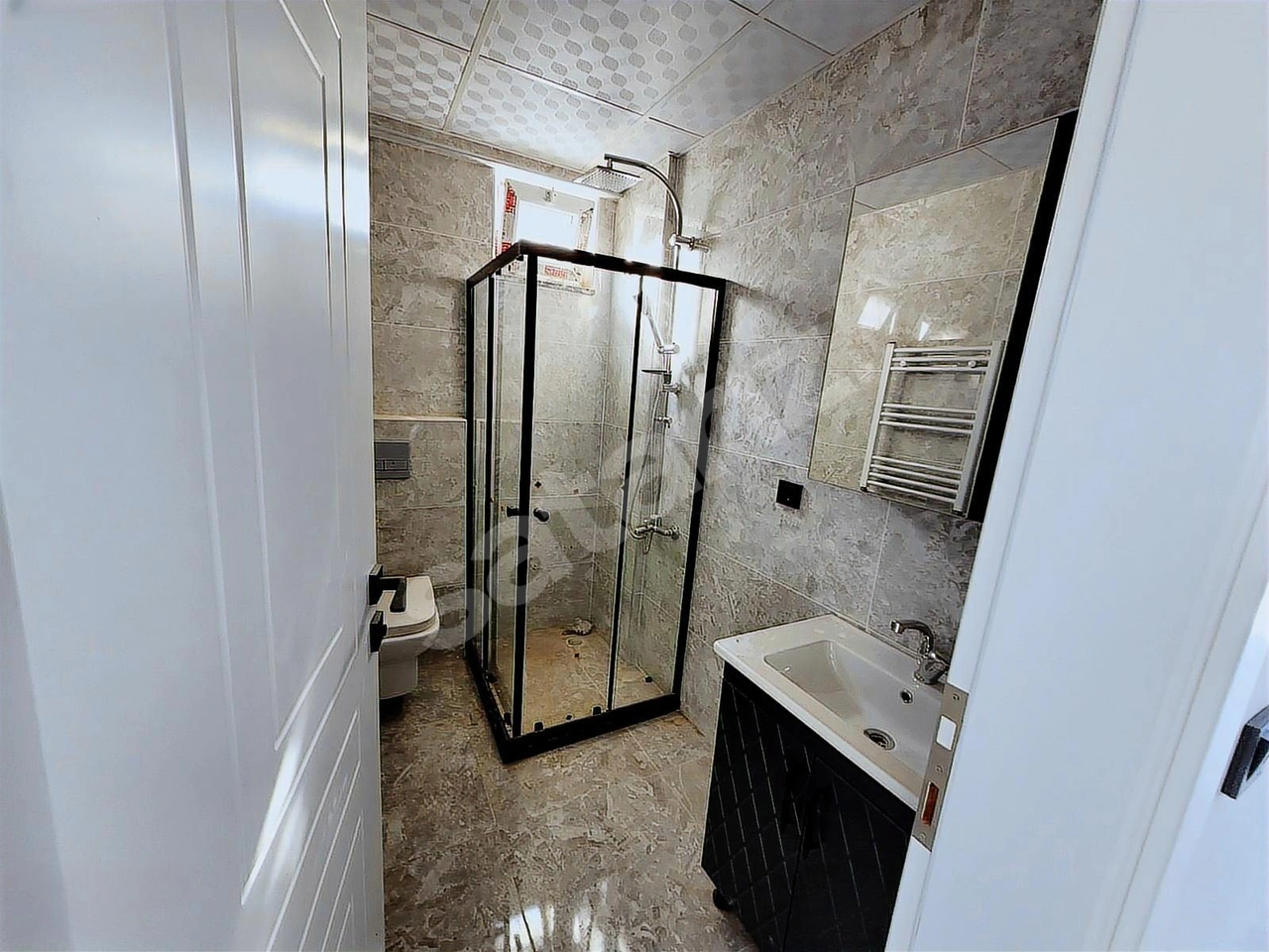 REMAX SEVCAN GÜRLEVİKTEN KÖRFEZDE KİRALIK DENİZ MANZARALI DAİRE