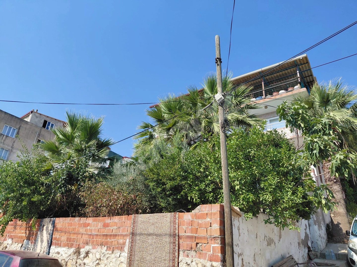 SELÇUK'TA MERKEZİ KONUMDA KOMPLE BİNA SATILIKTIR