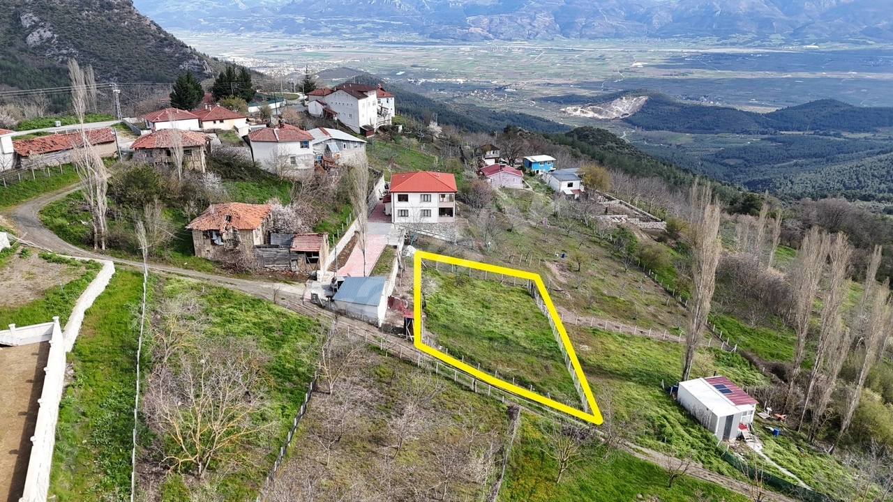 ETRAFI ÇEVRİLİ ÖNÜ AÇIK MUHTEŞEM BİR MANZARAYA SAHİP İMARLI ARSA