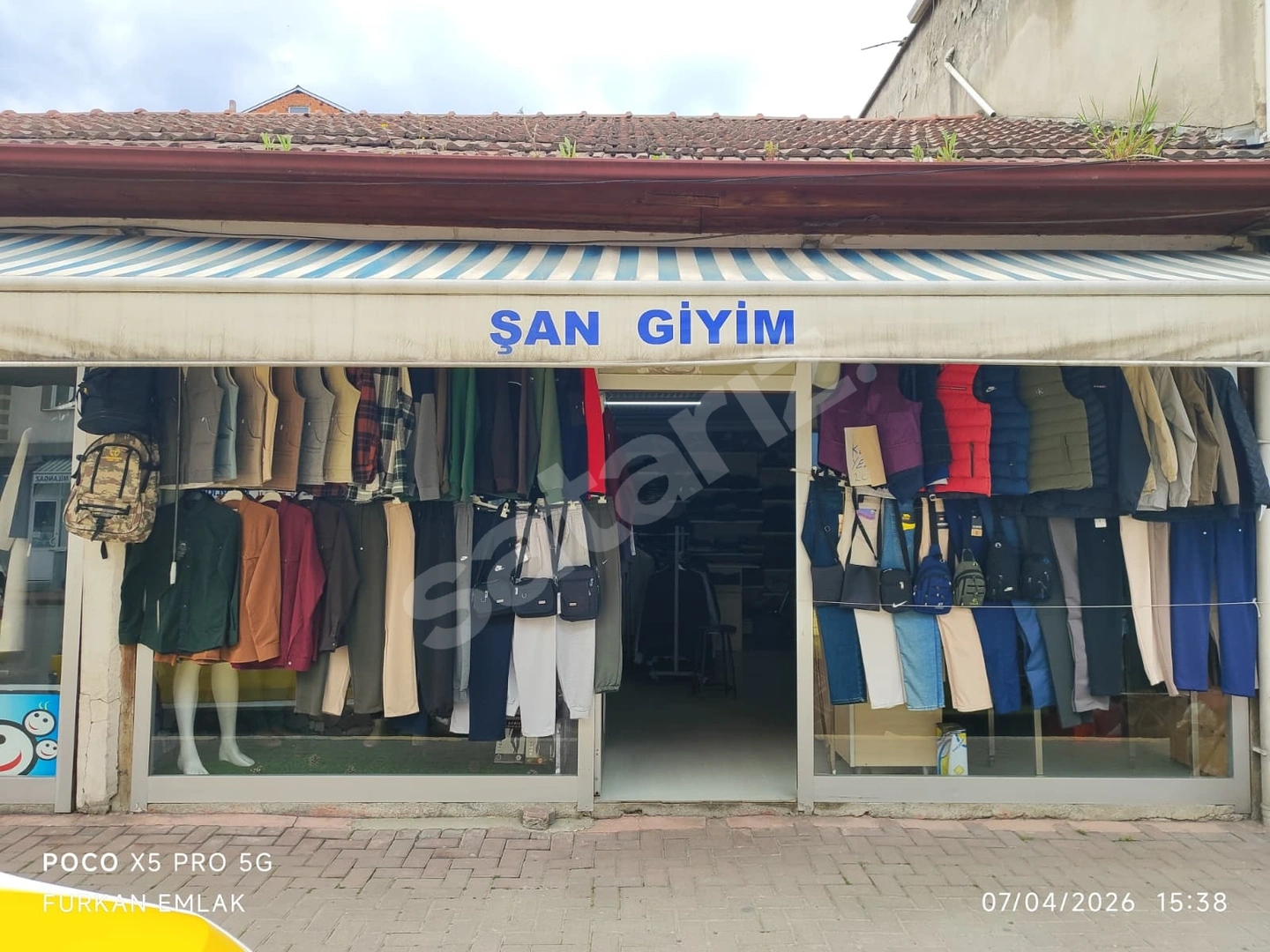 Yenicenin En İşlek Noktasında Devren Giyim mağazası