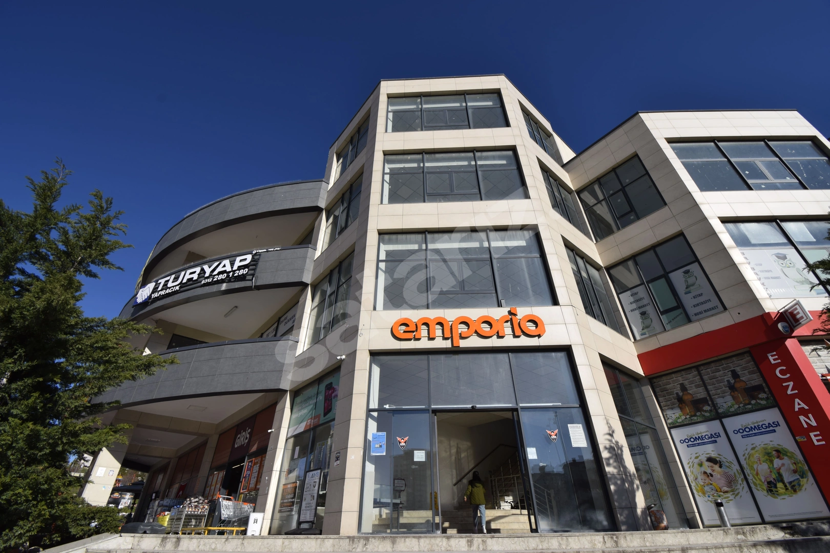 TURYAP YAPRACIK 'tan Emporia AVM de 1.Katında Kiralık Dükkan