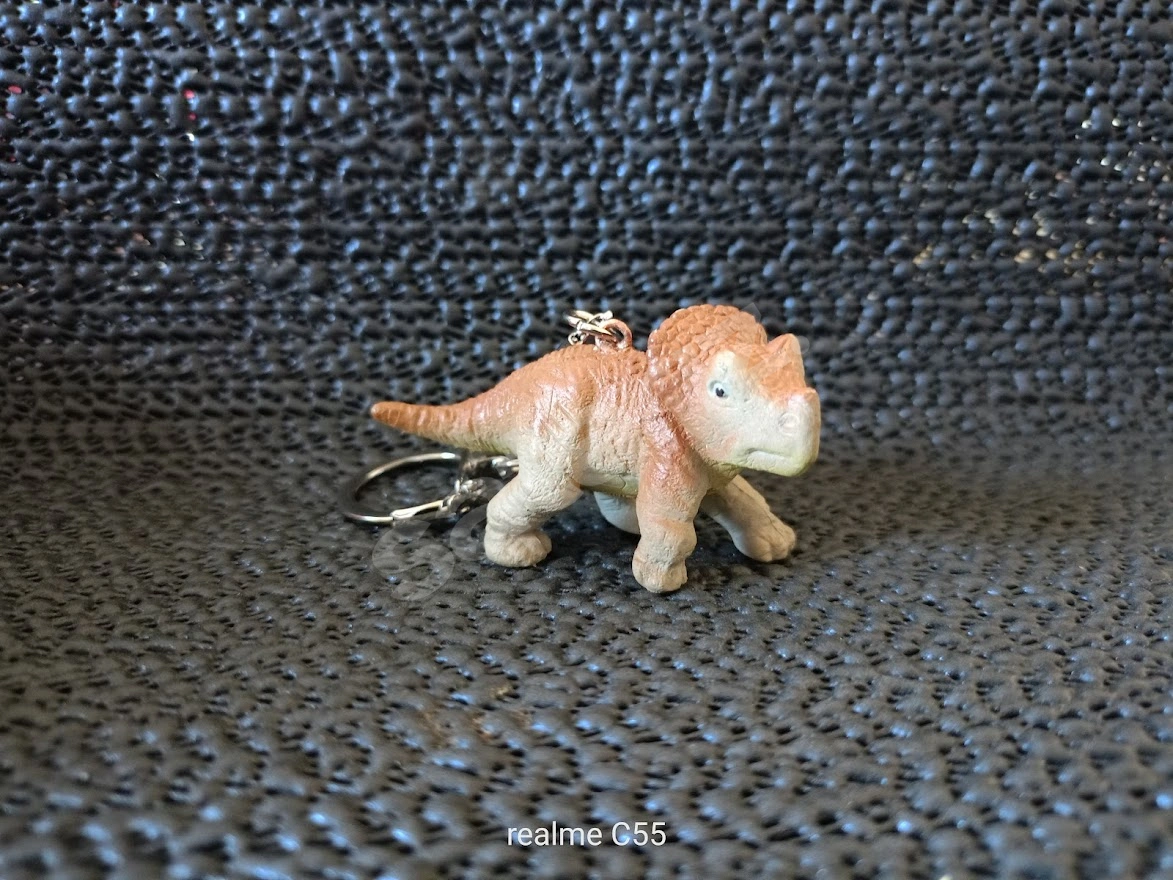 JURASSIC PARK - TRICERATOPS - TARİH ÖNCESİ OBJE - ANAHTARLIK..