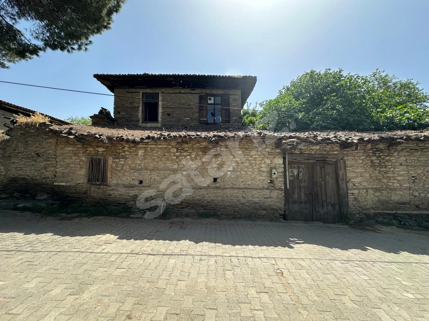 BİRGİNİN TARİHİ DOKUSUNDA, BAHÇE İÇERİSİNDE SATILIK TAŞ KONAK