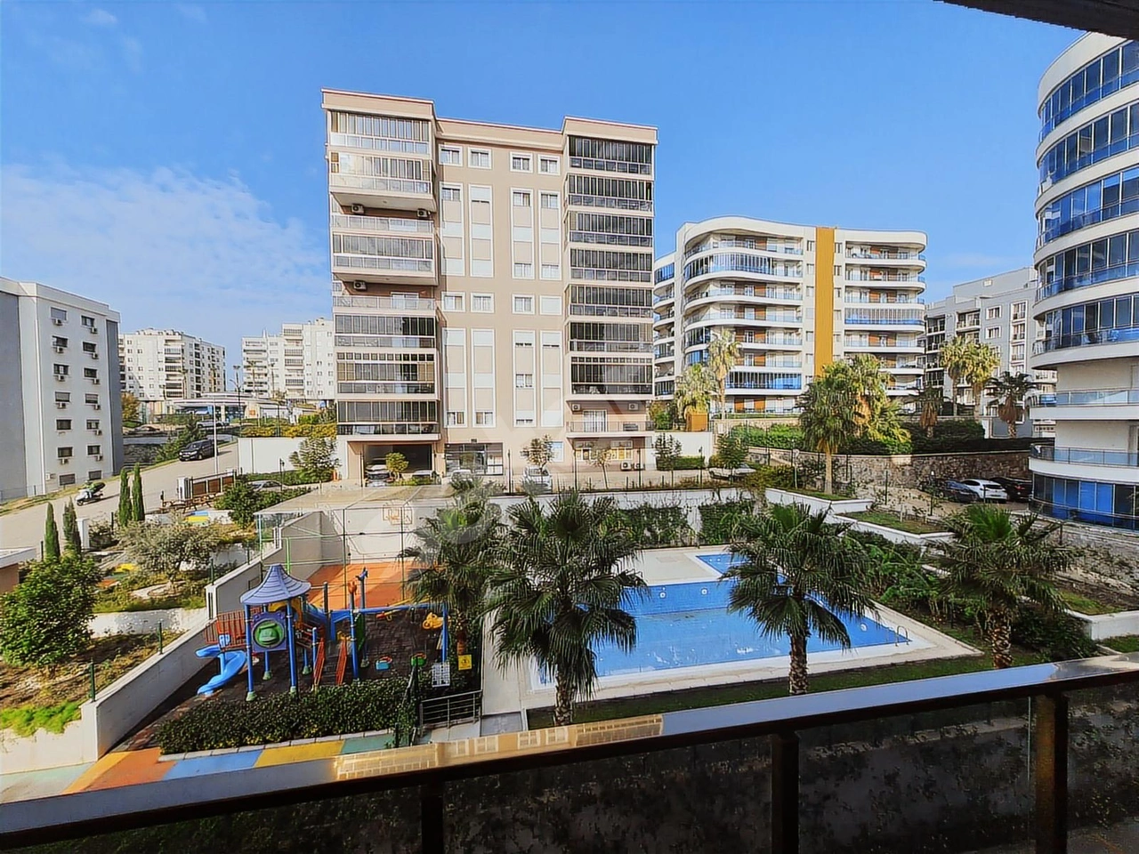 ULUKENT GÜLTEKİN VADİ EVLERİNDE SATILIK GENİŞ DAİRE.