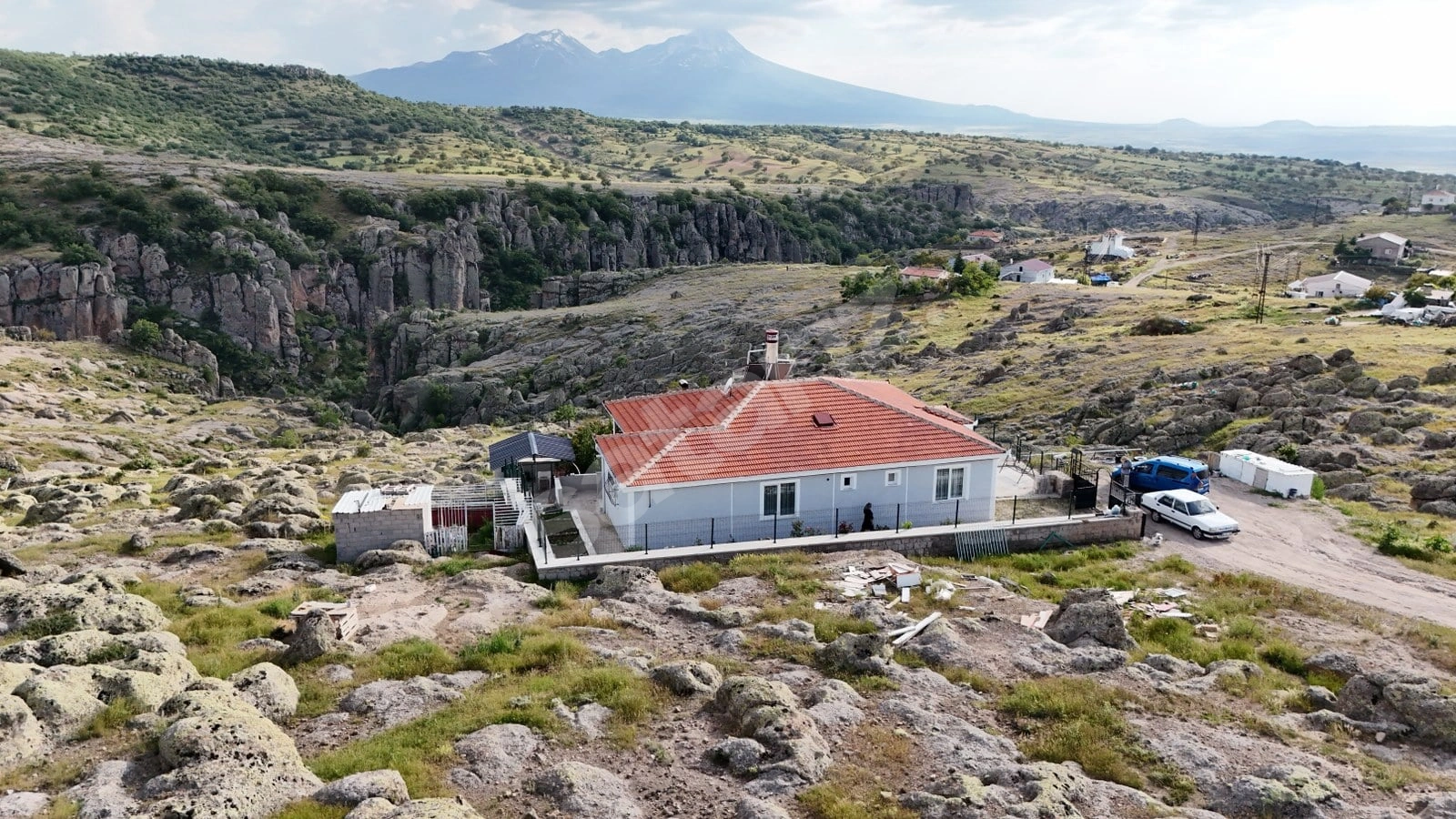 GÜZELYURTTA HASANDAĞI VE MANASTIR VADİSİ MANZARALI VİLLA