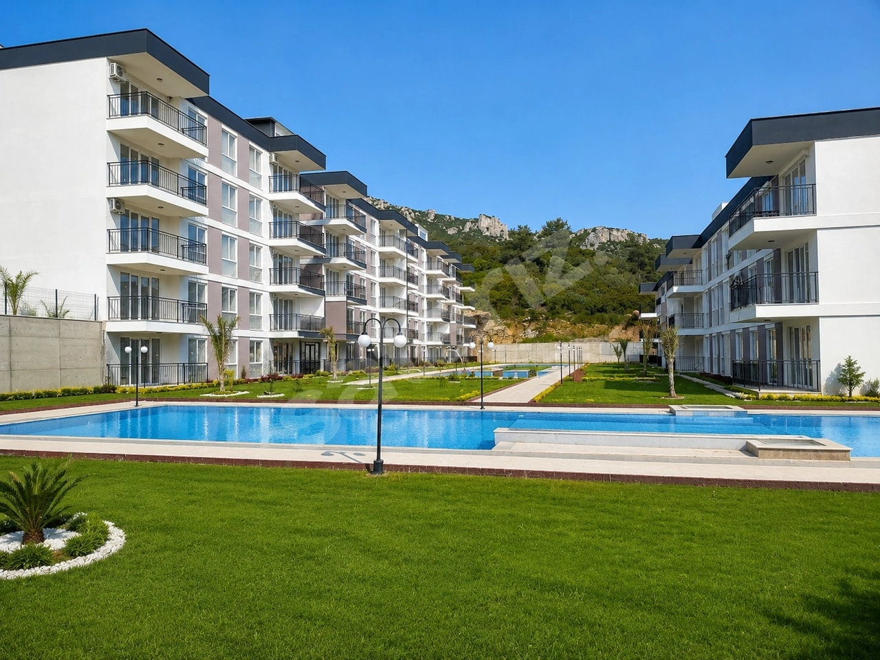 KUŞADASINDA DOĞA İÇERİSİNDE HAVUZLU 1+1 SATILIK DAiRE