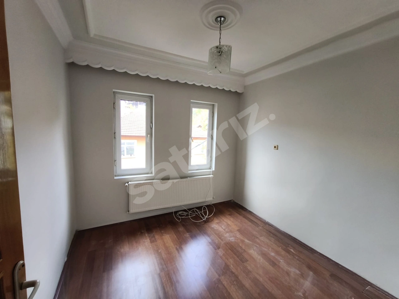İZMİT TURGUT MAHALLESİNDE DENİZ MANZARALI KİRALIK ARA KAT DAİRE