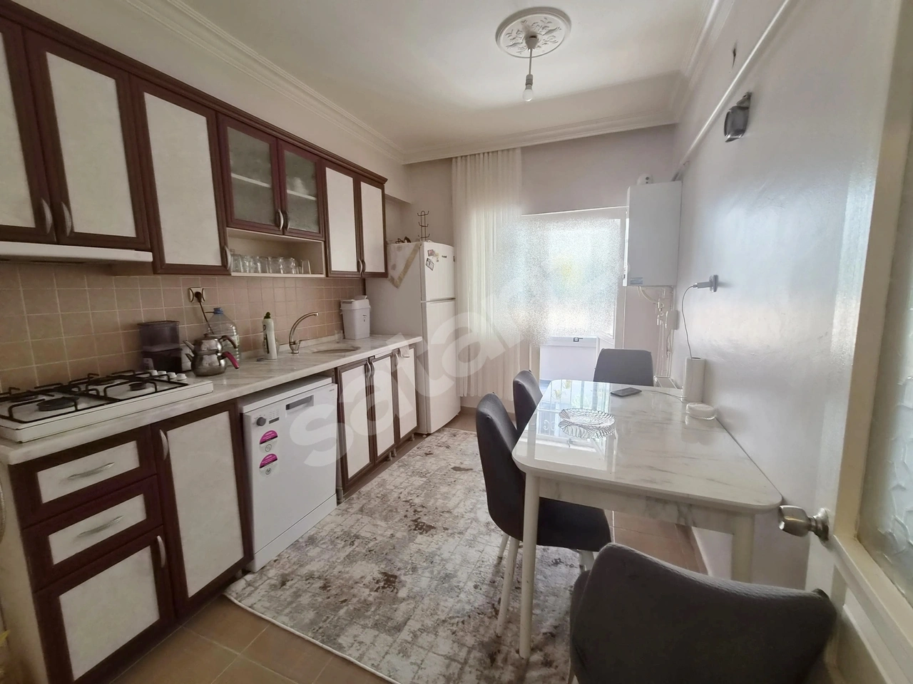 EMLAK ŞEHRİNDEN NEŞET ERTAŞ CADDE ÜZERİNDE 2+1 FERAH DAİRE!!!!
