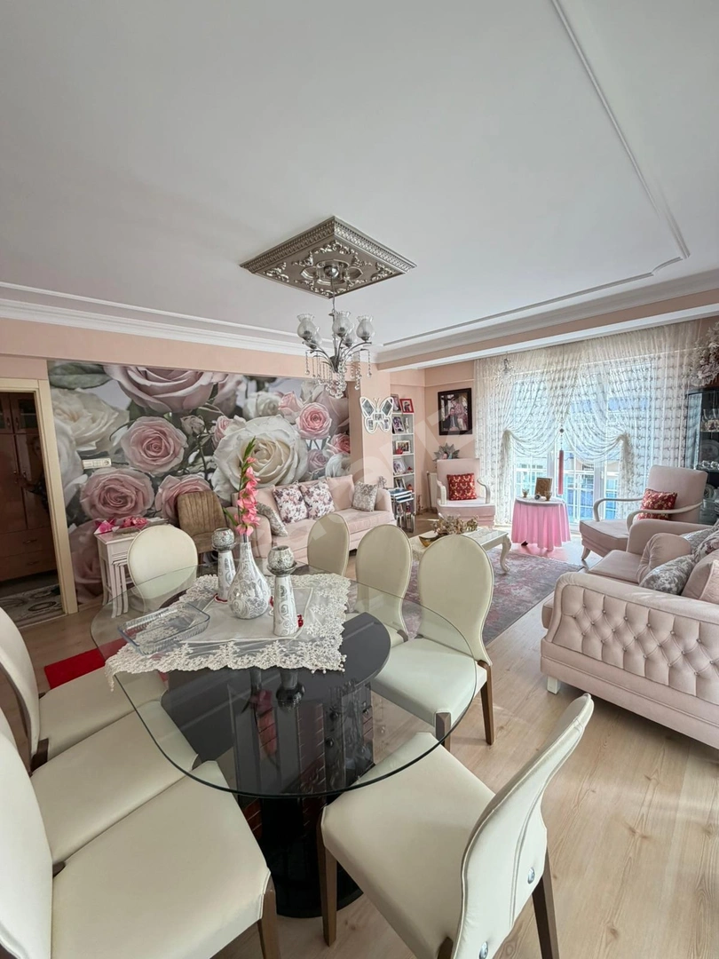 MUHİTTİN MAH. 3+1/145M2 ÖZEL DEKORASYONLU SATILIK FERAH DAİRE