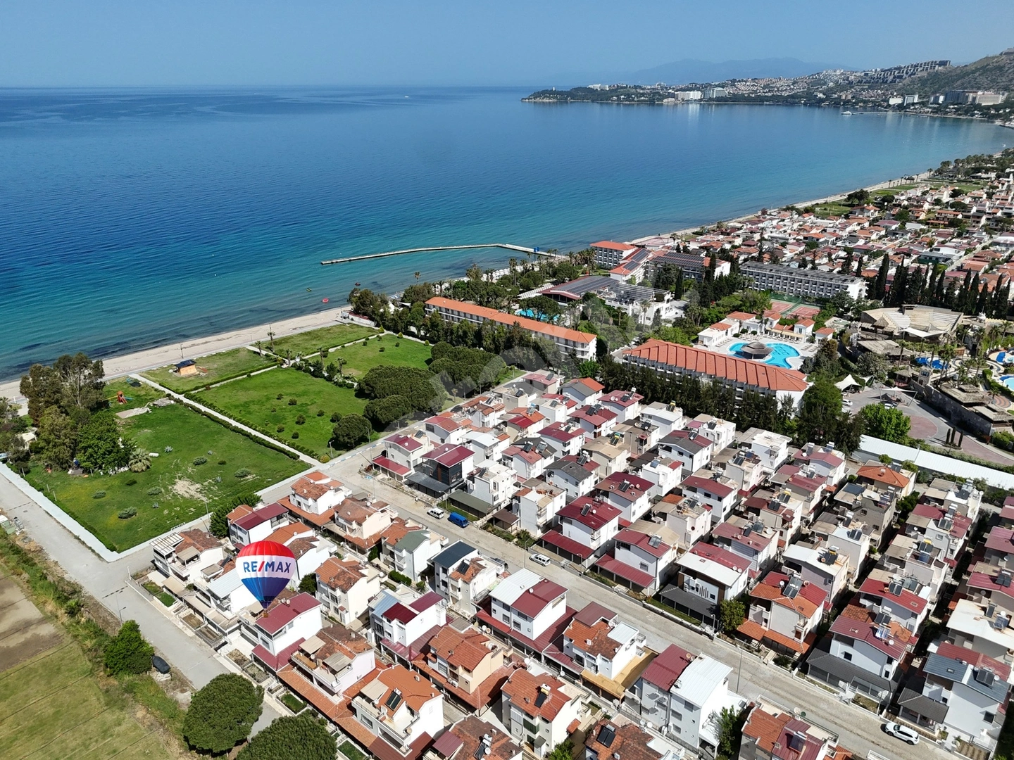 Karaova da Denize Sıfır Sitede Deniz Manzaralı 3+1 Yazlık Villa