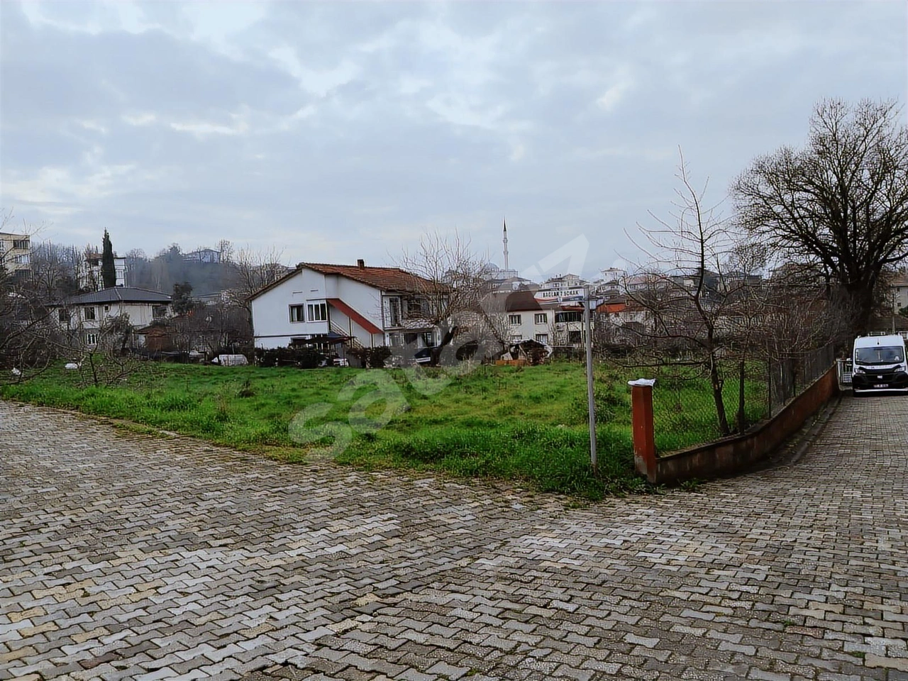 1049 m² Köşe Başı Arsa