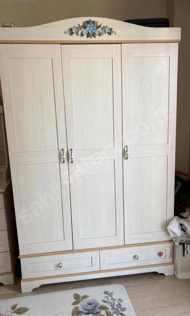 ÇİLEK FLORA MODELİ 3 KAPILI DOLAP