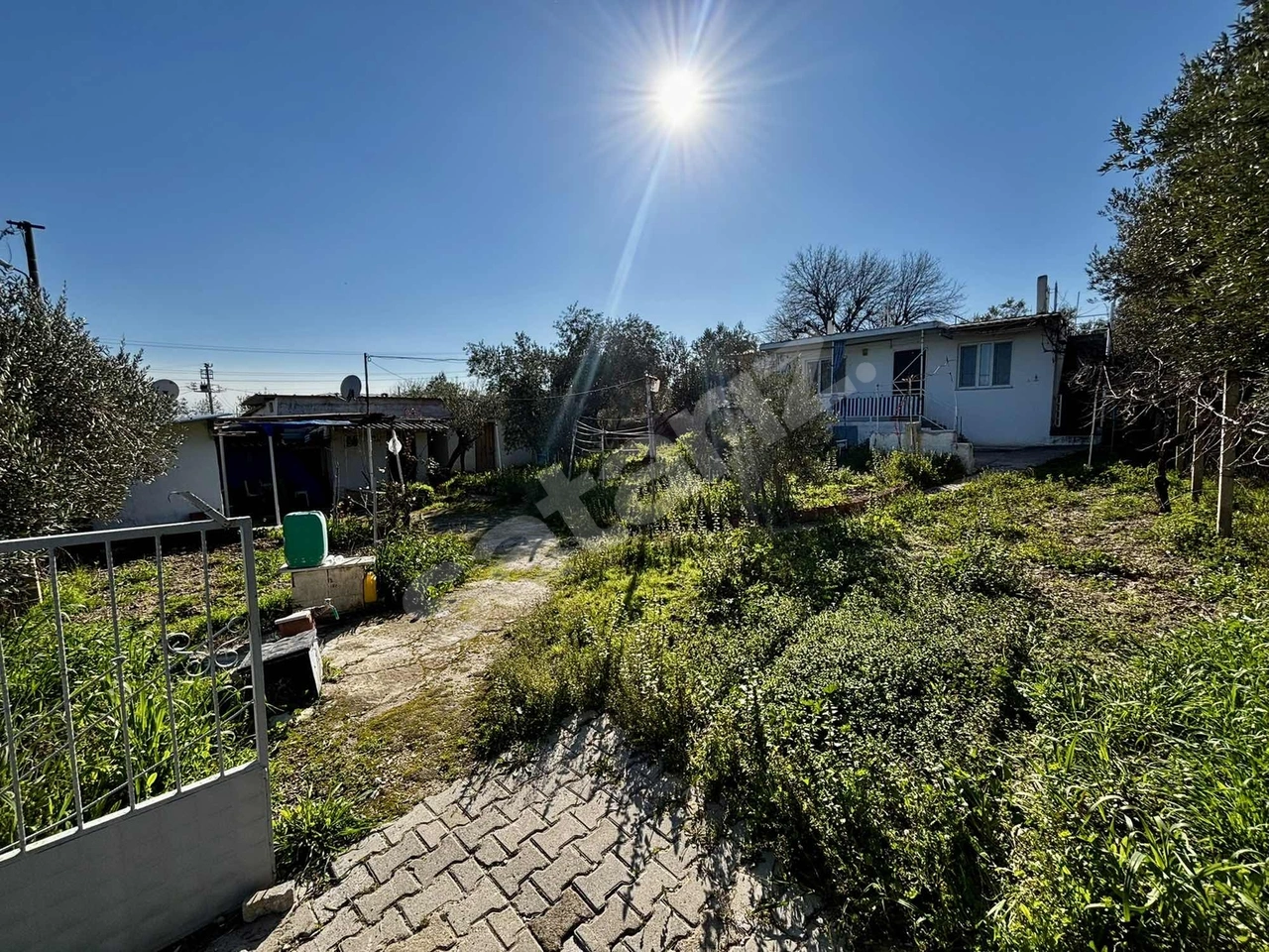 ÇAMKÖYDE KÖY İÇİNDE 2+1 EVİ BULUNAN 600 M2 SATILIK İMARLI ARSA