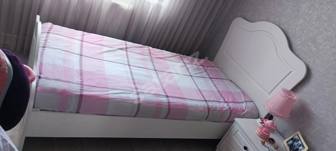 Kız Çocukları İçin Temiz Karyola Ve Yatağı