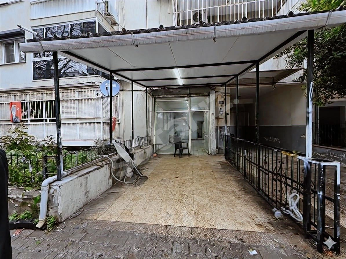 İzmir Bahçelievlerde 190 m² Geniş Satılık Dükkan