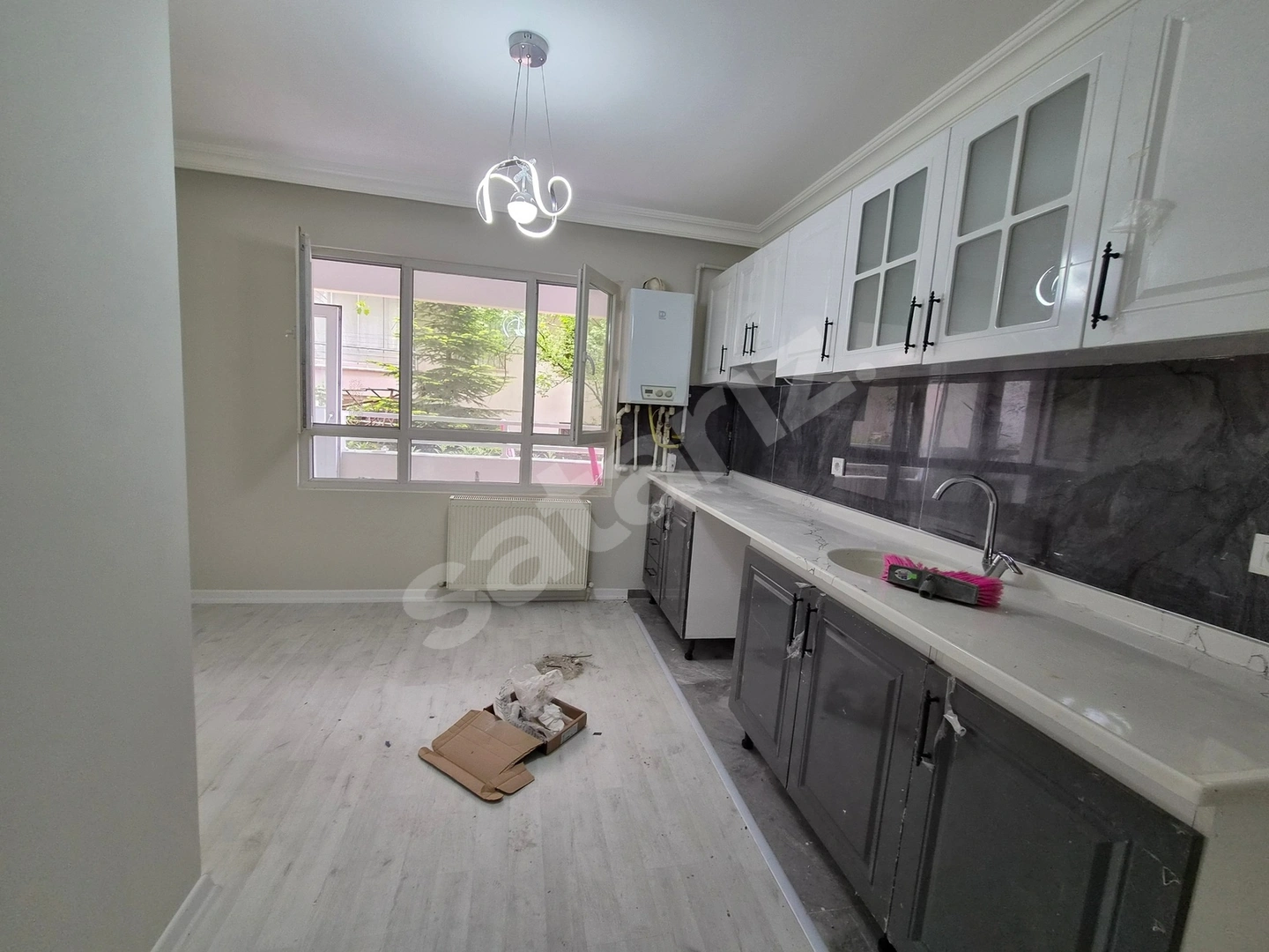 EMLAK ŞEHRİ'NDEN ŞAHİNTEPE CADDE DİBİ 2+1 LÜKS YAPILI DAİRE