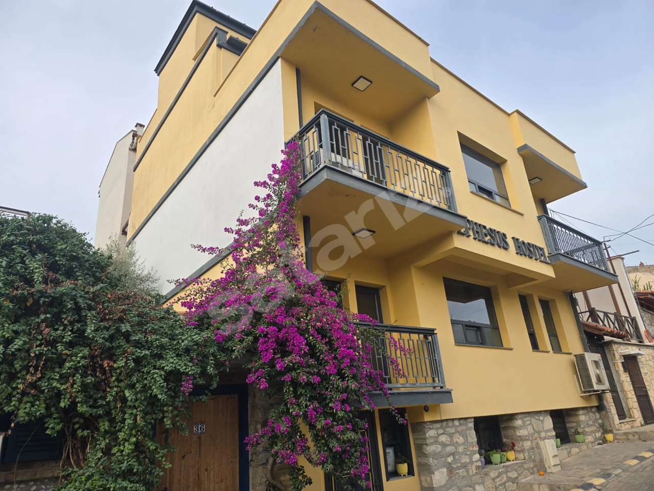 SELÇUK ATATÜRK MAHALLESINDE SATILIK HOSTEL KULLANIMLI BINA