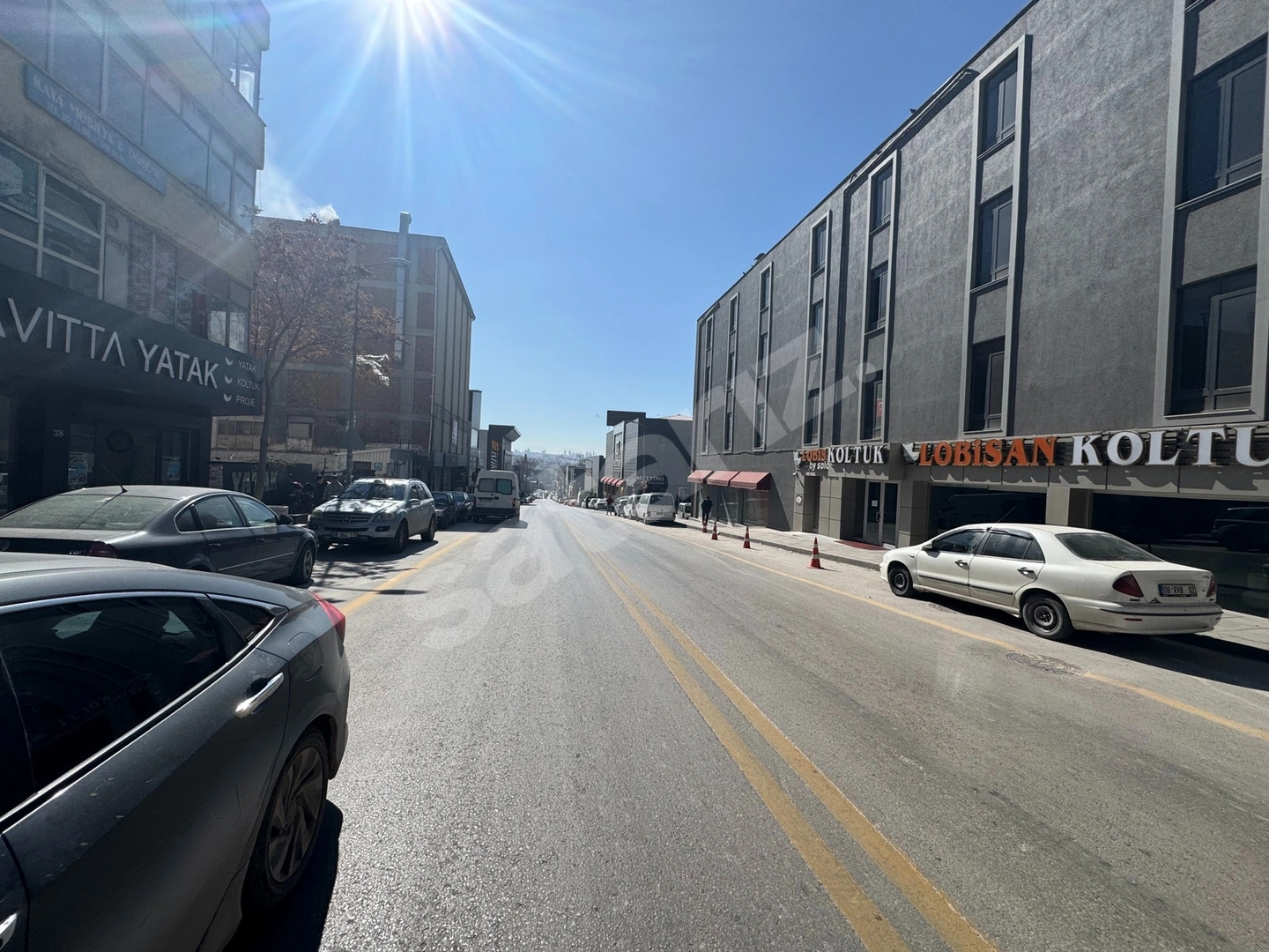 SİTELERDE ALTINAY CADDESİ ÜZERİNDE 3 KATLI KOMPLE SATILIK BİNA