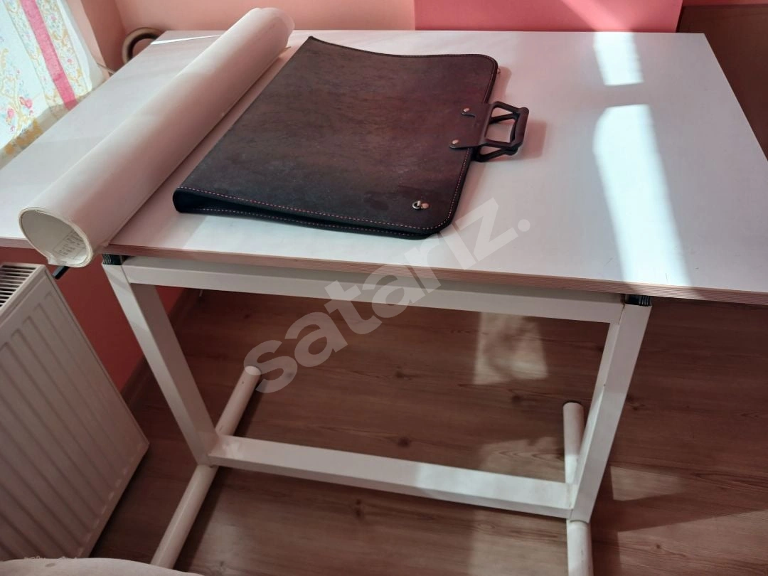 Kıllanılmamış Mühendis çizim Masası