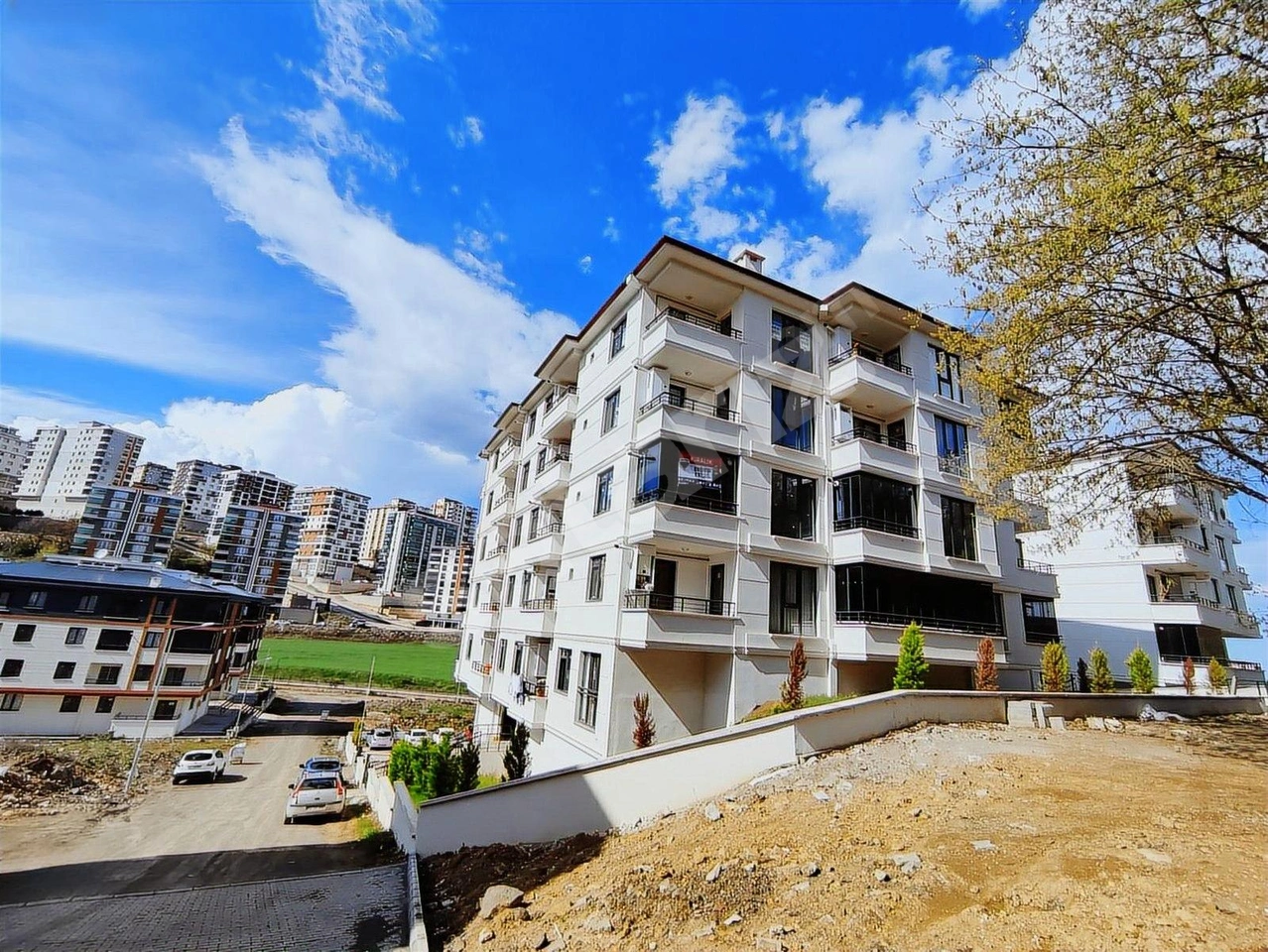 REMAX KUZEYDEN KENT ORMANINA CEPHE EŞYASIZ KİRALIK 1+1 DAİRE