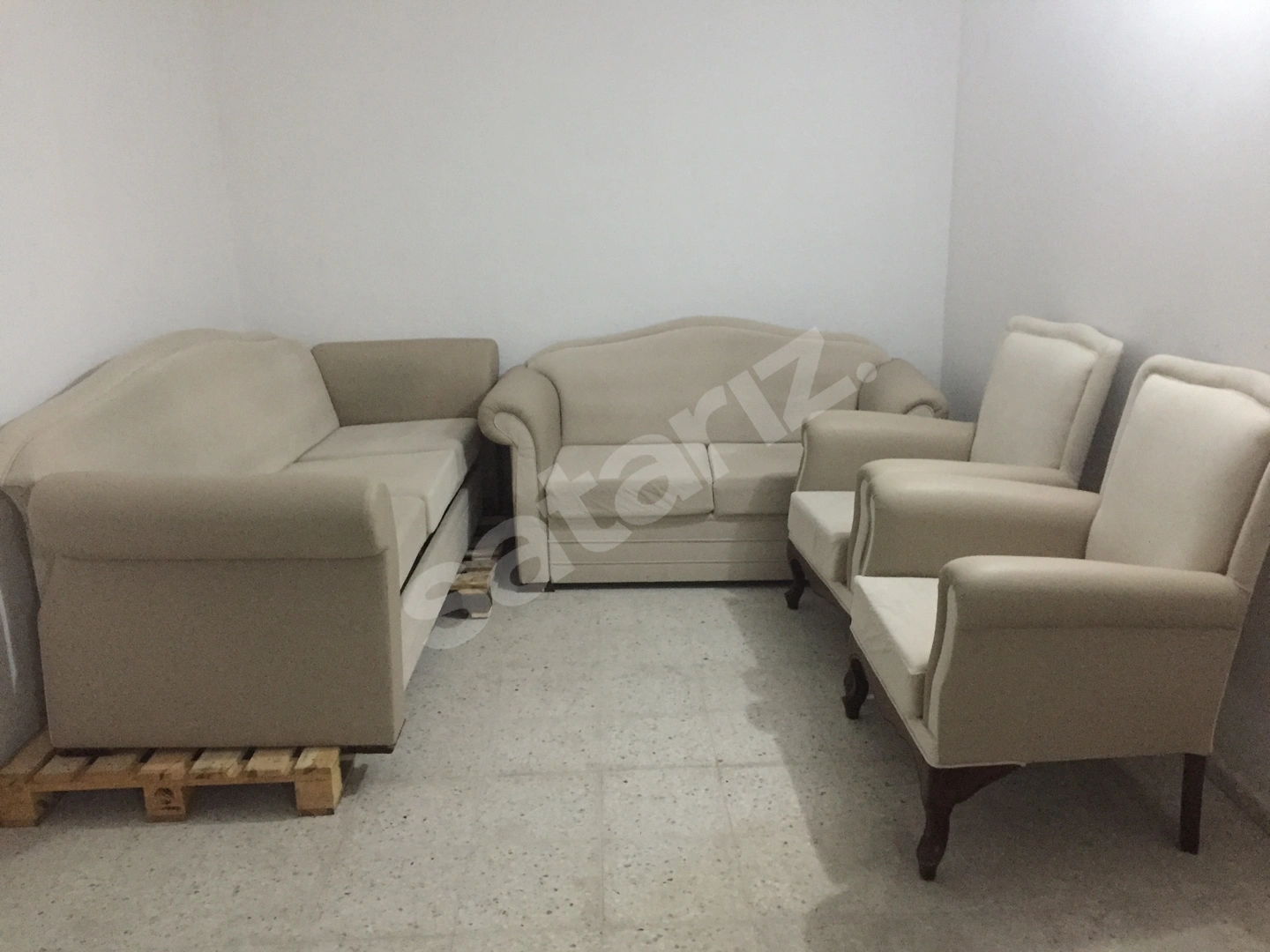 RAHAT KULLANIŞLI YENİ GİBİ ÇOK AZ KULLANILMIŞ SALON OTURMA TAKIMI