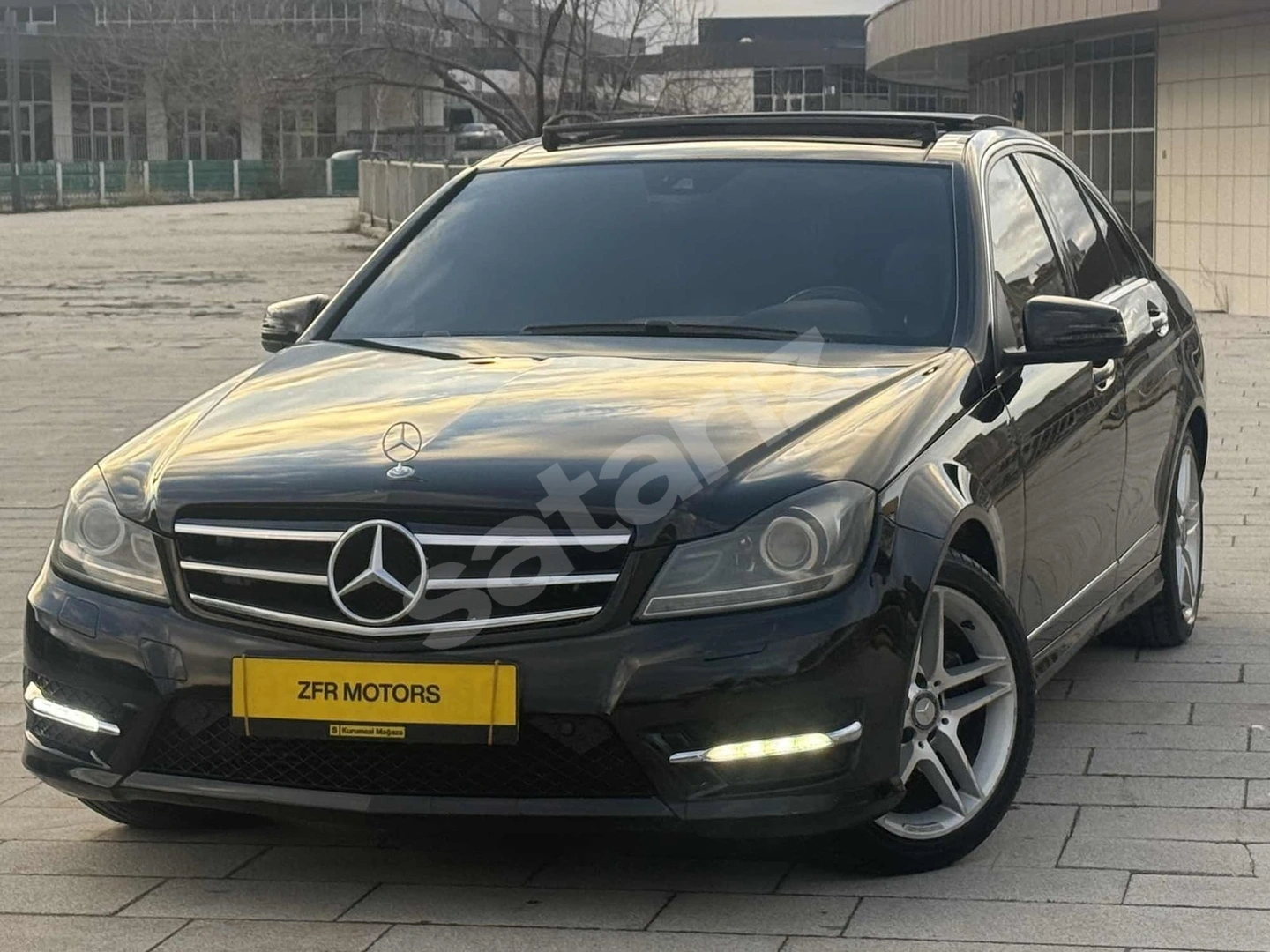ZFR MOTORS MERDECES BENZ C180 AMG DEĞİŞENSİZ CAM TAVANLI