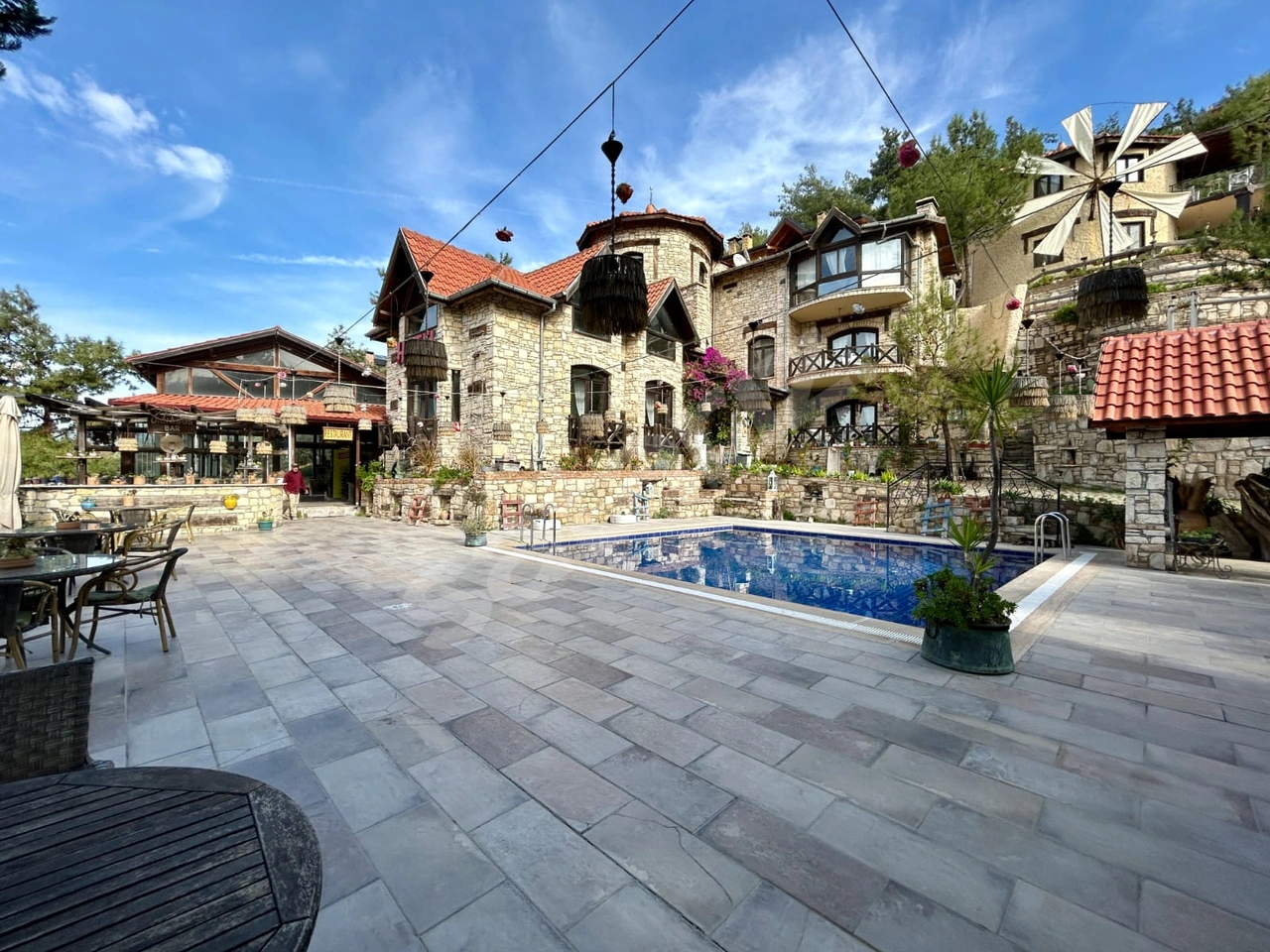 YATIRIMCISINA HAZIR: TAŞ MIMARILI, DENIZ MANZARALI, SATILIK 17 ODALI BUTIK OTEL TESİSİ