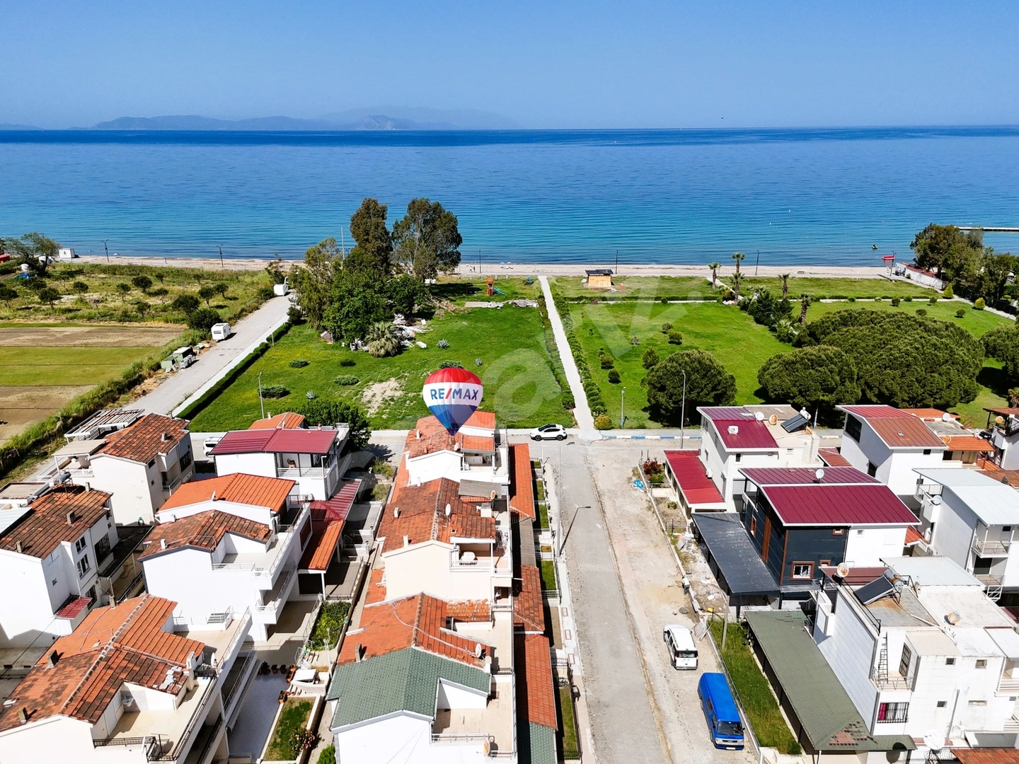 Karaova'da Denize Sıfır Sitede 3+1 Deniz Manzaralı Yazlık Villa