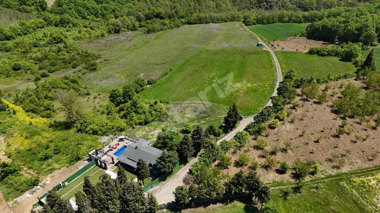 Rw Nova'dan Yola Cephe Tatlı Eğimli 7443 m2 Satılık Arazi