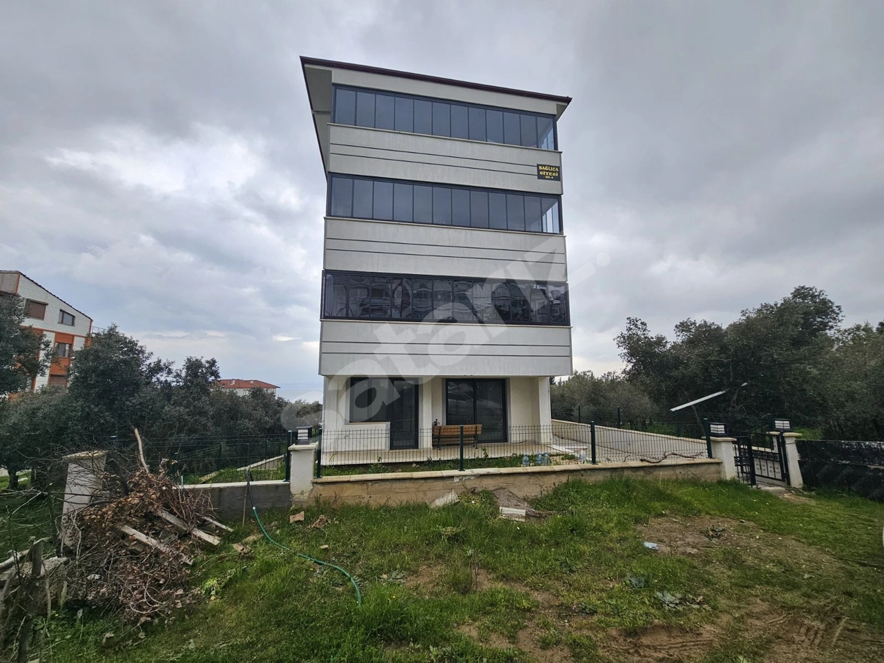 AY EMLAK'TAN ARMUTLU TAVŞANTEPE DE BAHÇE KATI 2+1 DAİRE