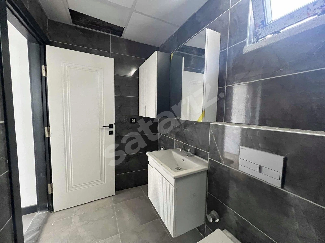 REMAX KUZEYDEN KALKANCI MERKEZİ KONUMDA SATILIK 1+1 DAİRE