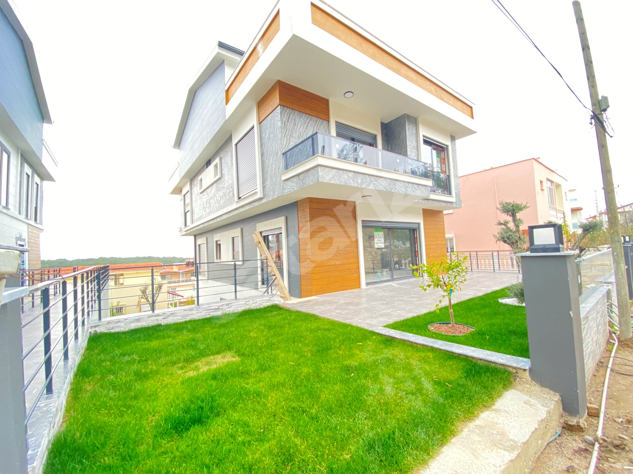 Menderes.Çukuraltı'nda Modern Mimari: Yerden Isıtmalı Full Deniz Manzaralı Satılık 3+1 Villa
