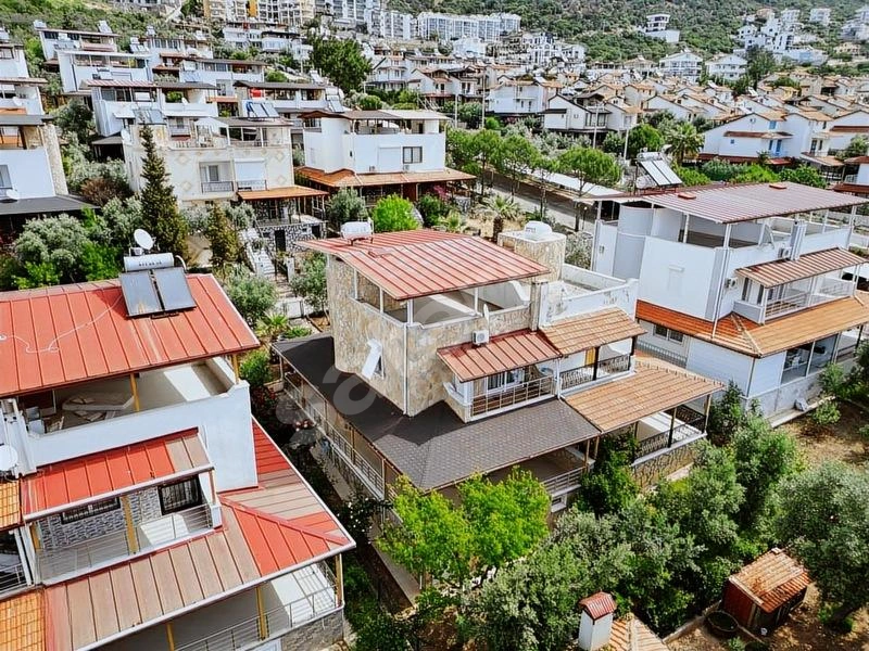 Akbükte Sevilen Sitede Bahçeli,Deniz Manzaralı 3+1 BakımlıVilla