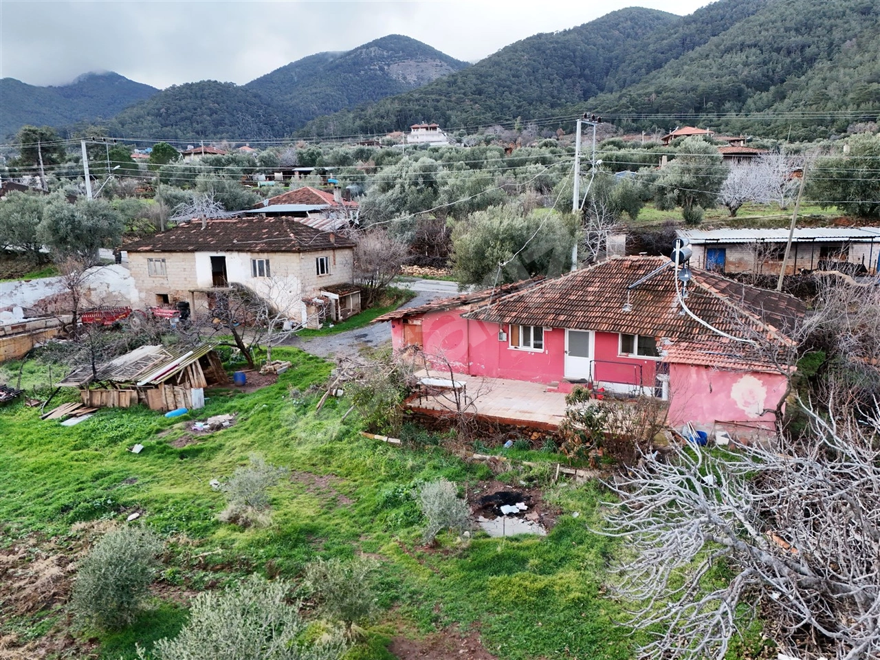 AYDIN KARACASU’DA %40 İMARLI 2.587 m² ARSA + 2 EV