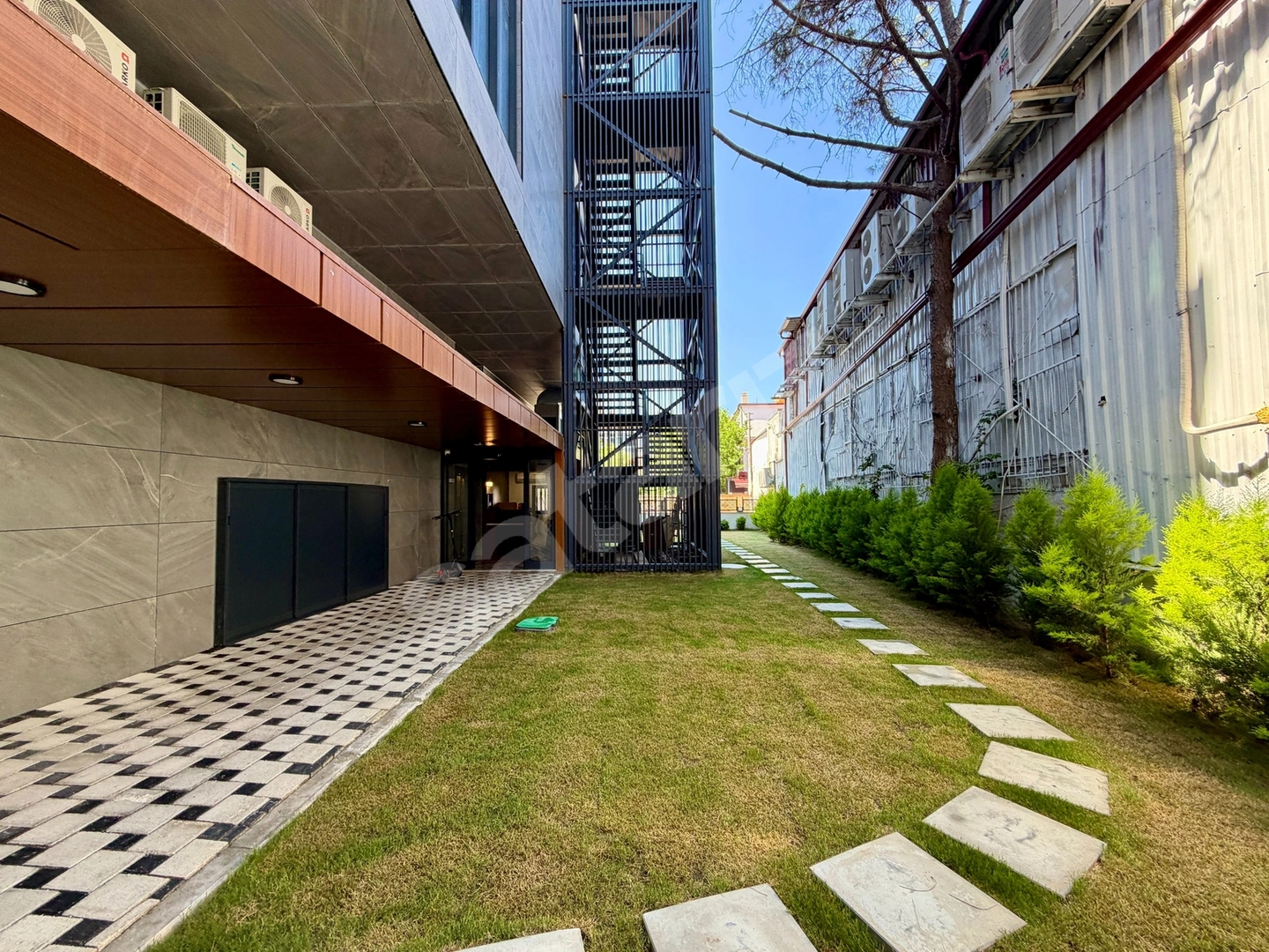 KUŞADASI MERKEZ ANA CADDE ÜZERINDE 104 M² KIRALIK OFIS
