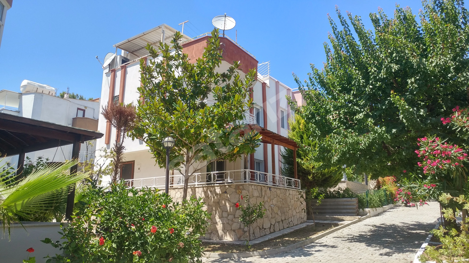 KUŞADASI’NDA  KELEPİR  FİYATA  LÜX  TATİL  KEYFİ !...   TRİPLEX  VİLLA ,  4+1,  PLAJA  -  ŞEHİR  MERKEZİNE YAKIN