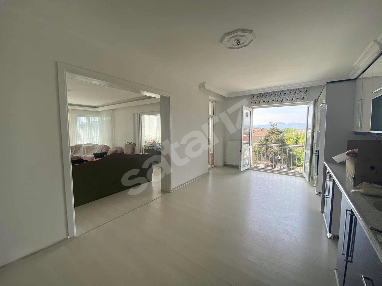 REMAX KUZEYDEN SİTE İÇİ ARA KAT EBEVEYN BANYOLU GENİŞ 3+1
