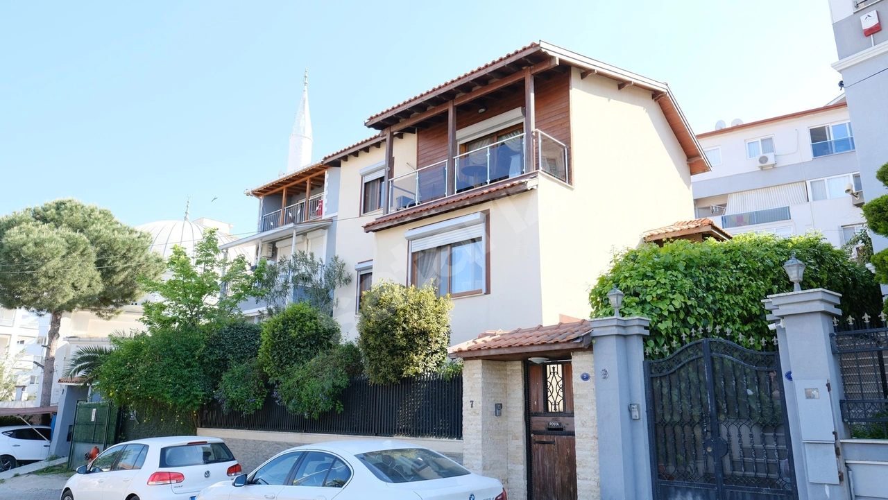 TURPA BALÇOVADAN İŞ BANKASI EVLERİNDE SATILIK 3+1 VİLLA